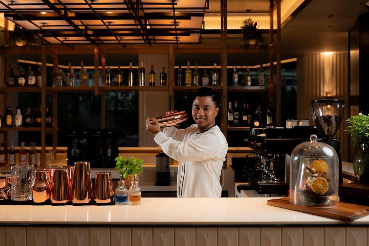 Hotel Melia Chiang Mai Extérieur photo A bartender at work