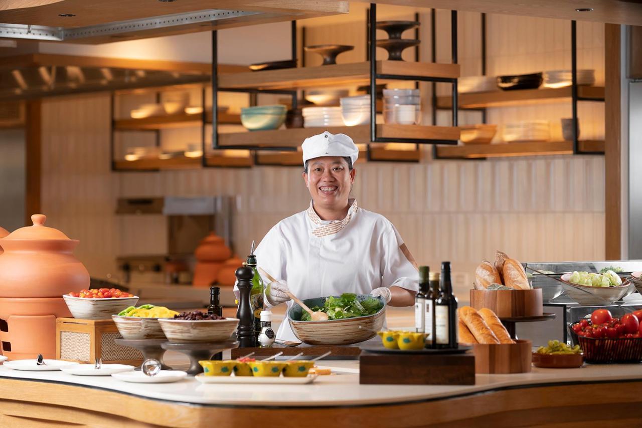 Hotel Melia Chiang Mai Extérieur photo A chef at work